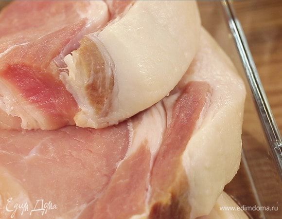 Мясо промыть, обсушить бумажным полотенцем, обрезать лишний жир и пленки, нарезать на порционные куски. Для маринада-глазури: апельсиновый сок смешать с соевым соусом.
