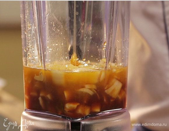 Лук превратить в кашицу при помощи блендера, можно натереть на терке. Чеснок пропустить через пресс. К смеси апельсинового сока и соевого соуса добавить кашицу из лука, чеснок, мед (если густой, то предварительно растопить его), горчицу, солим, перчим и приправляем специями. Хорошо перемешиваем.
