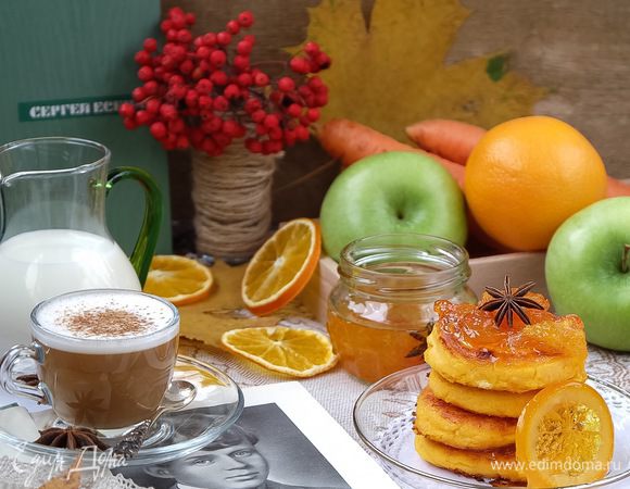 Сырники поливаем соусом и наслаждаемся вкусным и полезным завтраком.