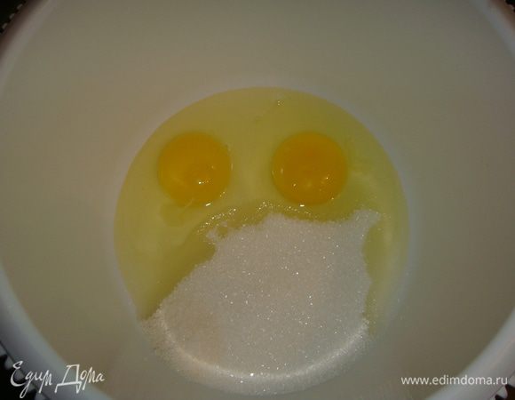 Яйца взбить с сахаром и ванильным сахаром до образования пены.