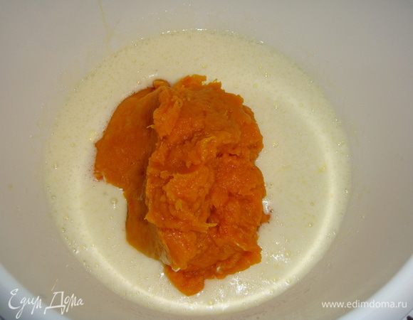 Добавить тыквенное пюре, соль и растопленное сливочное масло. Все взбить. Тыквенное пюре я делала сама: тыкву запекла целиком, очистила ее и пюрировала блендером.