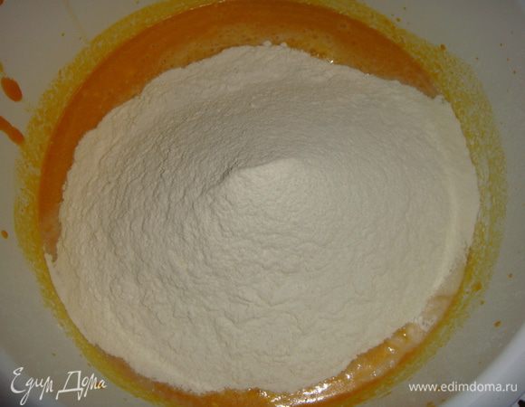 Влить молоко и перемешать. Просеять муку с разрыхлителем и еще раз взбить миксером.