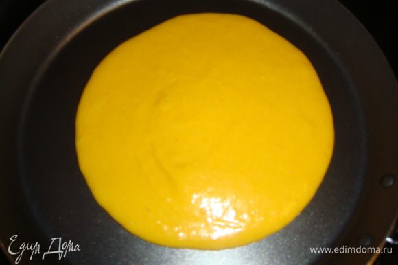 Жарить панкейки на разогретой сковороде без масла с двух сторон до золотистого цвета.