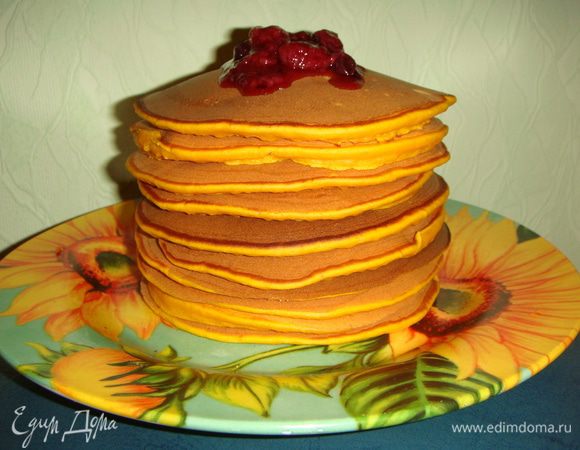 Подавать панкейки можно и горячими, и холодными с вареньем, медом или кленовым сиропом. Приятного чаепития!