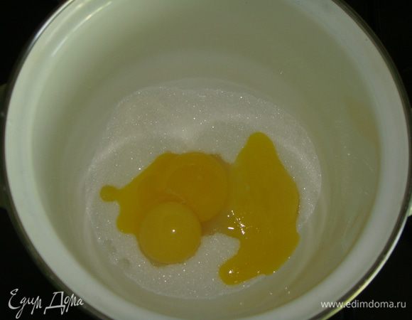 Желтки отделить от белков. Взбить желтки с 1/2 сахара добела.