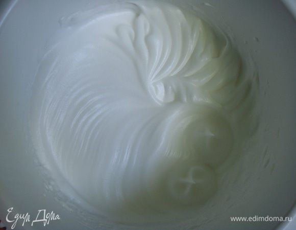 В конце взбивания всыпать оставшийся сахар и еще раз взбить.