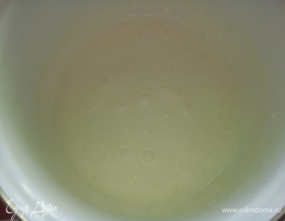 В желтковую смесь всыпать просеянную муку и хорошо перемешать.