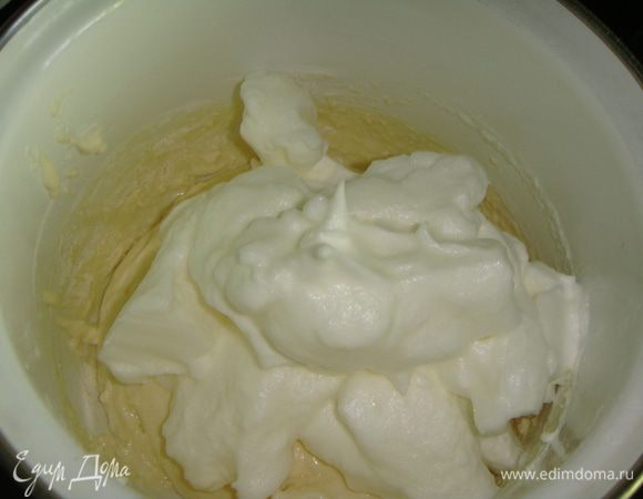 Выложить 2 ст. л. взбитых белков и аккуратно перемешать с мучной массой. Затем вмешать остальные белки.