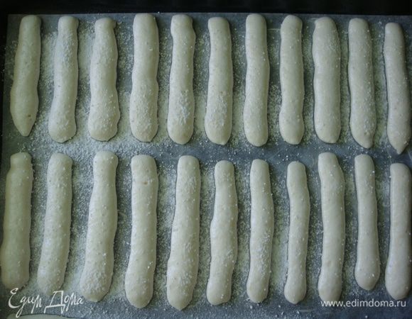 Духовку разогреть до 150°С. Посыпать «Савоярди» сахарной пудрой через ситечко и сразу поставить противень в духовку.