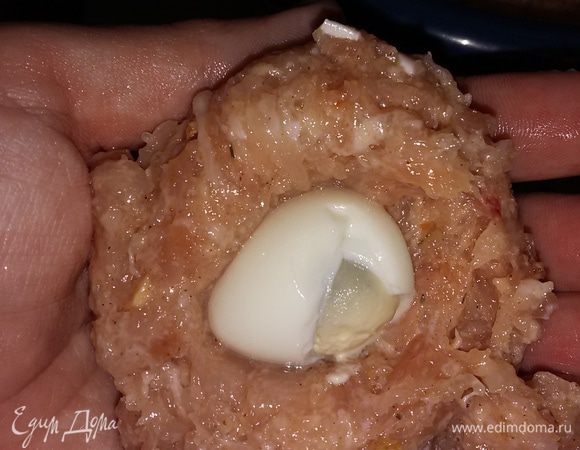 Формировать котлету лучше мокрыми руками, так фарш не будет прилипать. 
Сформировать небольшую лепешку, в середину положить перепелиное яйцо и закрыть края. 