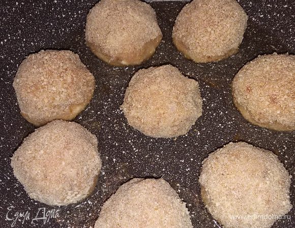 Обвалять хорошо в панировочных сухарях и обжарить до золотистой корочки.