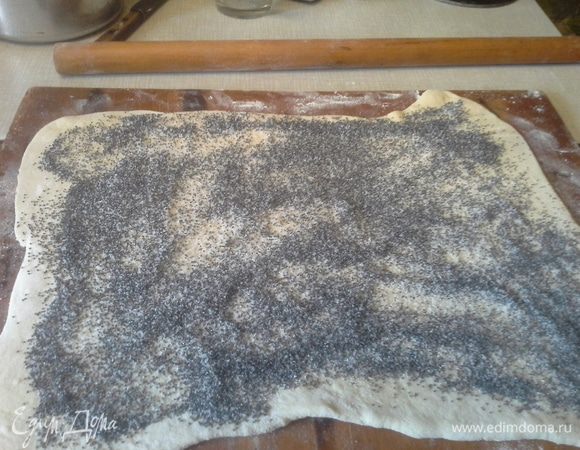 Тесто раскатать в пласт толщиной 4 — 5 мм и шириной 25 — 30 см. Поверхность пласта  покрыть равномерно начинкой из мака.