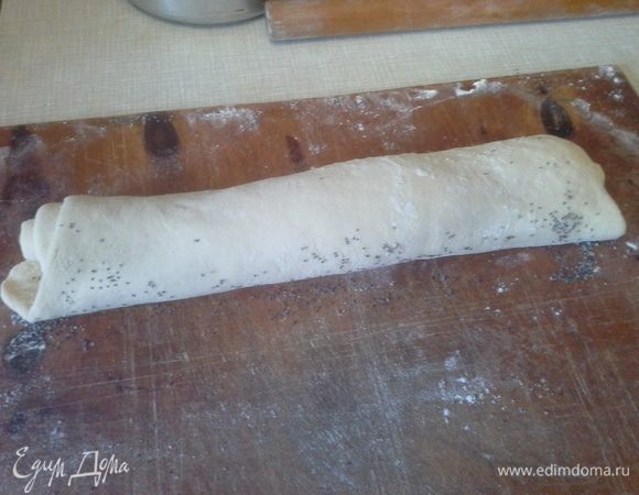 Свернуть пласт с маком в рулет и нарезать на одинаковые куски. 