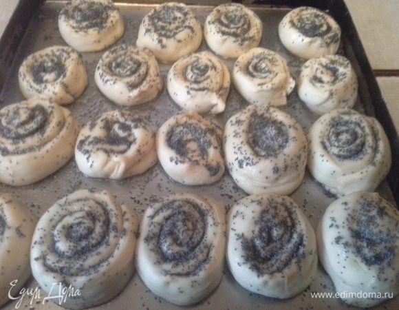 Положить плюшки на противень, смазанный маслом, после полной 40 — 50 минутной расстойки. Поперек каждого кусочка надавить сверху  палочкой.