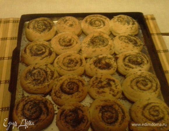 Выпекать в течение 15 — 20 минут при температуре 220 — 230°С. Плюшки достать из духовки и накрыть влажными полотенцами, чтобы они стали мягкими. 