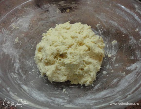 Отдельно соединяем сухие ингредиенты: муку, соль и соду и добавляем к масляной смеси. Быстро замешиваем тесто.