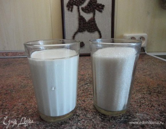 Пока коржи остывают, приготовим глазурь .Я отмерила сливки и сахар гранеными стаканами.