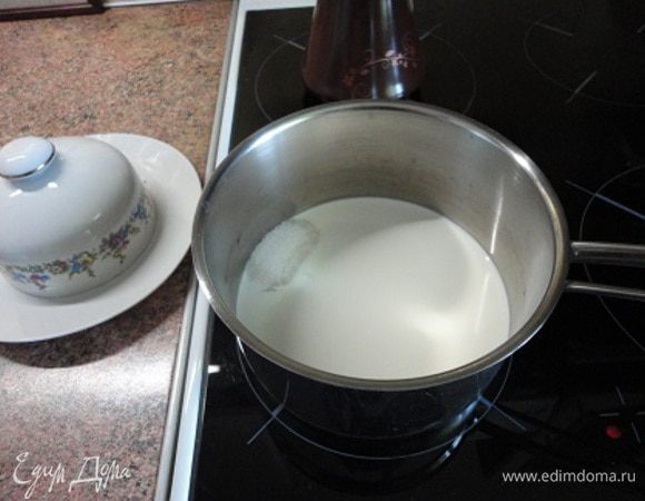 Смешиваем их вместе и в сотейнике с толстым дном доводим до кипения, снижаем температуру, варим, помешивая, 15 — 20 минут, до загустения. Действительно, сливочный аромат!