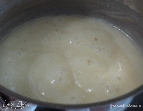 В загустевшую массу добавляем сливочное масло и щепотку ванили.