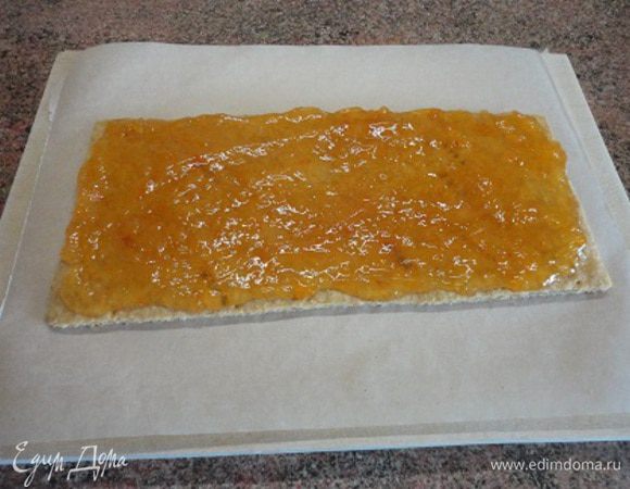 Коржи к этому времени уже достаточно остыли. На один корж намазываем ваш любимый джем, у меня — персиковый. Накрываем вторым и слегка прижимаем.