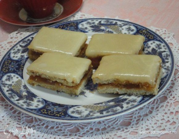 Даем глазури застыть, а варенью и соку — пропитать коржи. Лучше оставить на ночь, и затем нарезаем на кусочки.