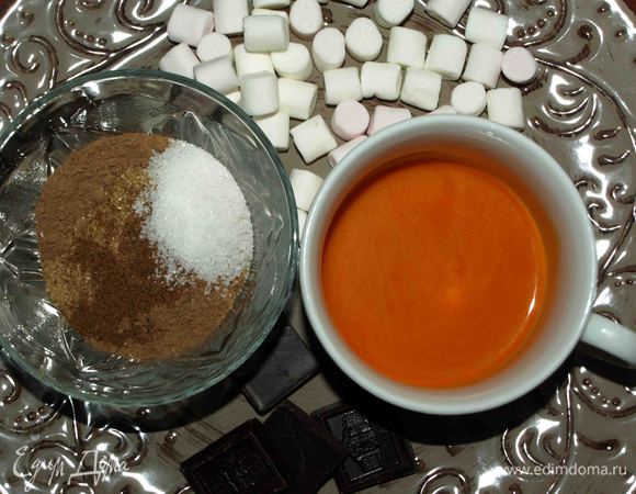 Какао смешать с ванильным сахаром, молотым мускатным орехом, коричневым сахаром. Шоколад поломать на кусочки.