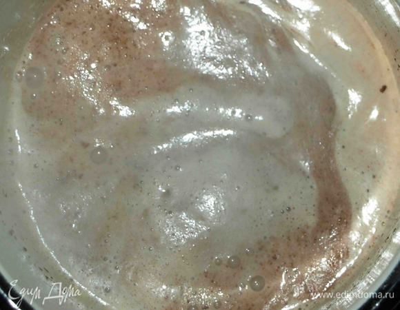 Молоко соединить с водой,  вскипятить и добавить шоколад. Хорошо размешать до полного растворения шоколада.