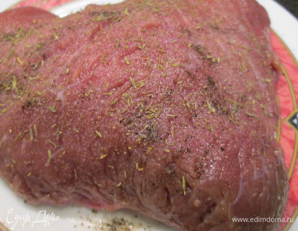 Сначала готовим ростбиф: посыпаем мясо солью, перцем, тимьяном. Можно, конечно, купить готовый ростбиф, если нет времени на приготовление.