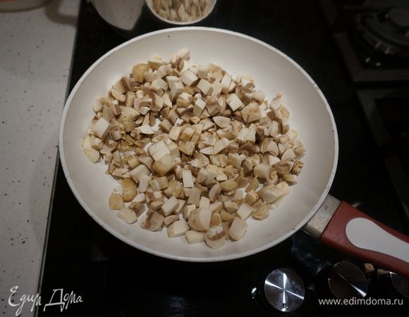 Параллельно с рисом начинаем жарить грибы. 