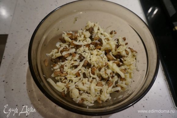 Жареные грибы добавляем к сыру моцарелла и перемешиваем. Я добавляю еще сушеный базилик. Солим по вкусу.