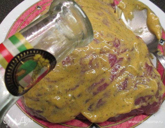 Добавляем белое вино и оставляем на 20 — 30 минут мариноваться.