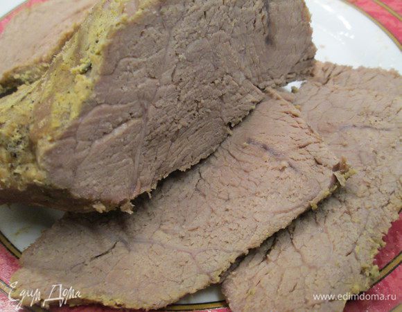 Для приготовления ростбифа я использовала мультиварку, программа «Тушение». На дно чаши добавила оливковое  масло, положила мясо с маринадом и сбрызнула сверху оливковым маслом.
По окончании программы охладила готовый ростбиф и нарезала тонкими ломтиками.