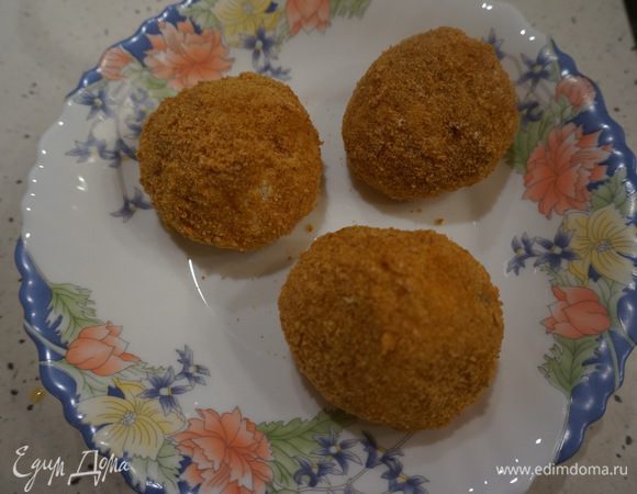 Шарики сначала обваляем в муке, затем в яичной смеси и в конце в панировке. 