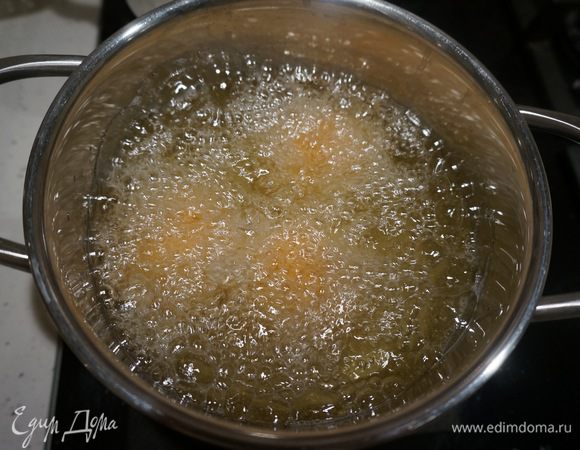 Разогреваем растительное масло в кастрюле (у меня нет фритюрницы). Лучше брать не широкую кастрюлю, так потребуется меньше масла. И жарим 5 — 7 минут до золотистой корочки. 