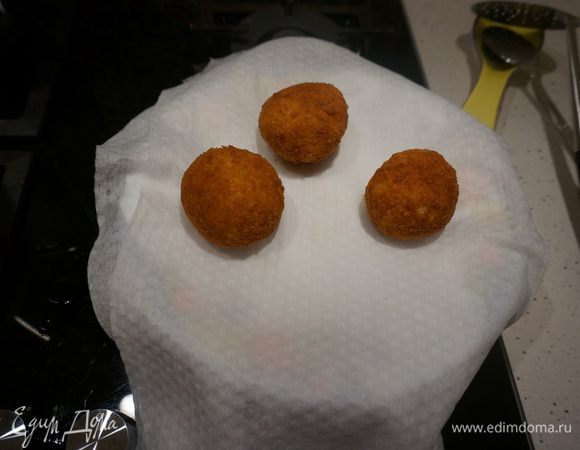 Выкладываем жареные шарики на бумажное полотенце, чтобы убрать лишний жир. И можно подавать к столу. Едят аранчини теплыми. 