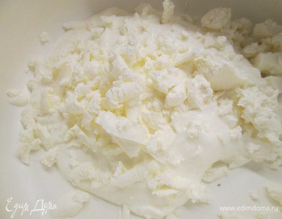 Ну а теперь займемся приготовлением самого террина.
Готовый ростбиф уже нарезан тонкими ломтиками.
Далее кладем йогурт в миску, к нему добавляем сыр фета. Перемешиваем. 
