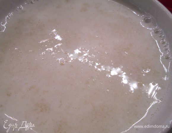 Замачиваем листовой желатин в холодной воде на 10 минут (можно взять обычный, но тогда увеличить норму желатина вдвое).
Доводим до кипения 2 ст. ложки молока, снимаем с огня, чуть остужаем и распускаем в нем желатин.
Вливаем молоко с желатином в приготовленную массу.  Если масса получится слишком жидкая, убираем ее минут на 5 в холодильник, чтобы она начала густеть. Но лучше поместить туда массу в любом случае, пока мы занимаемся укладкой ростбифа в форму. 


