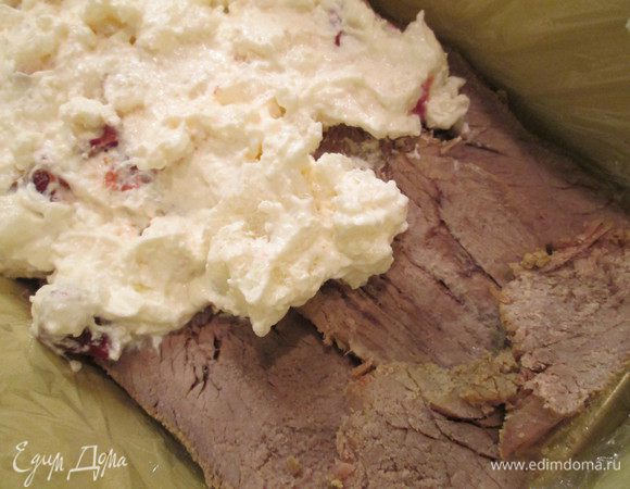 Форму для террина накрываем пищевой пленкой. Выкладываем первый слой из ломтиков ростбифа.
По ростбифу распределяем йогуртовую массу.


