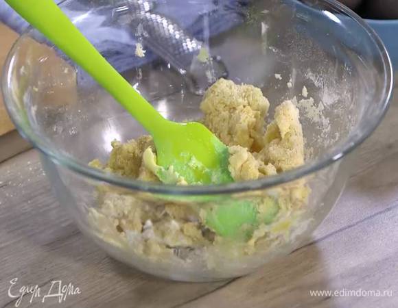 Приготовить тесто: муку перемешать с сахаром и солью и растереть в крошку вместе с предварительно размягченным сливочным маслом, затем добавить цедру, яйцо и все вымешать.