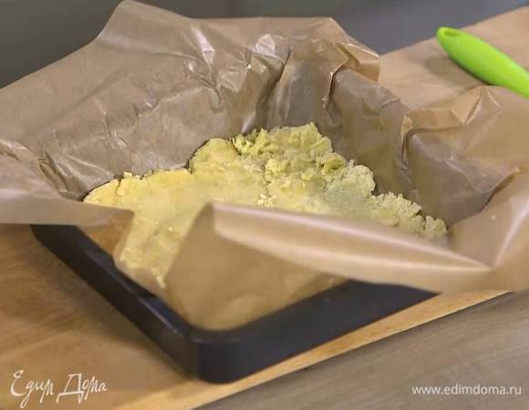 Небольшую форму выстелить бумагой для выпечки, равномерно выложить тесто, прижимая его рукой, и выпекать в разогретой духовке 10 минут.