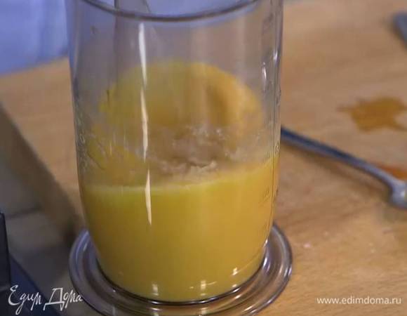 Яйца с сахаром взбить блендером с насадкой-венчиком.