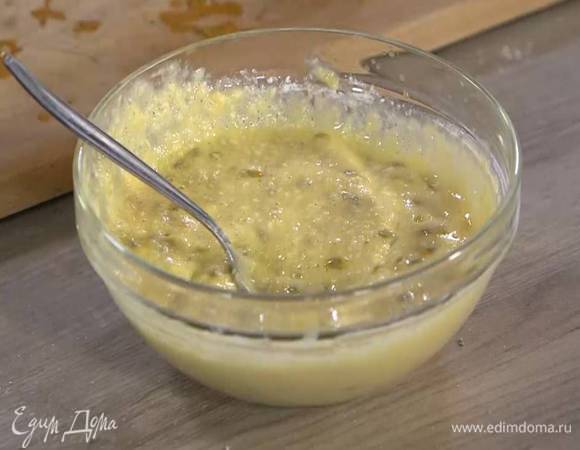 Приготовить начинку: к мякоти маракуйи добавить кокосовую стружку, сок лимона, яично-сахарную смесь, оставшуюся муку и разрыхлитель, вымешать все в однородную массу.