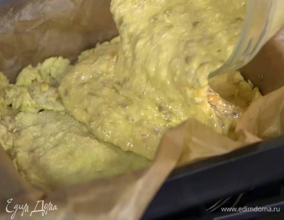 Понизить температуру духовки до 180°С градусов, равномерно выложить на подпеченное тесто начинку и выпекать еще 25 минут.