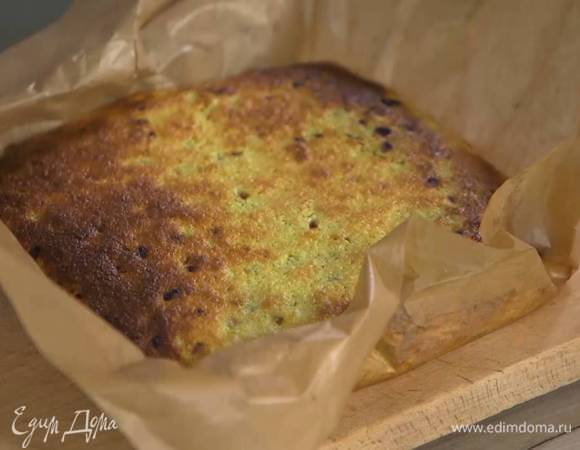 Готовый корж с начинкой нарезать на квадратики-пирожные и посыпать их сахарной пудрой.