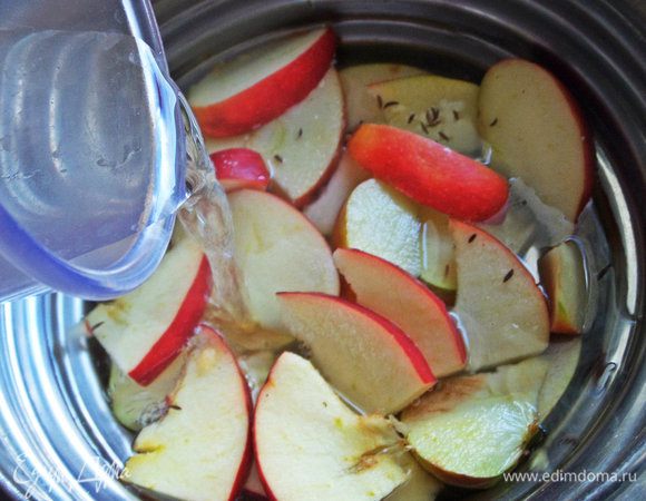 Залить водой и поставить на огонь.