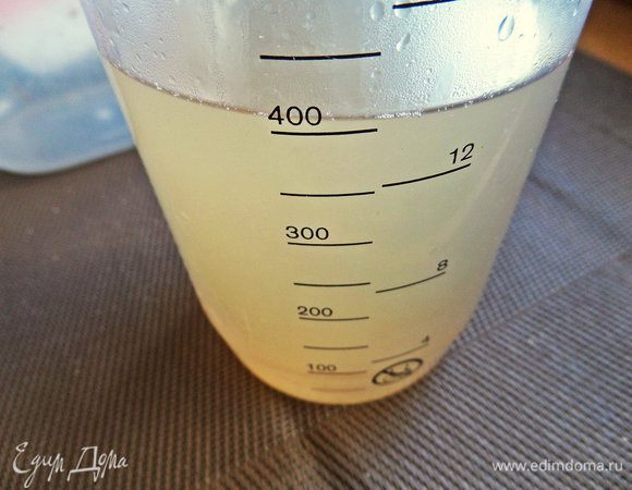 Сварить компот, отвар процедить. Если отвара мало, разбавить горячей водой.