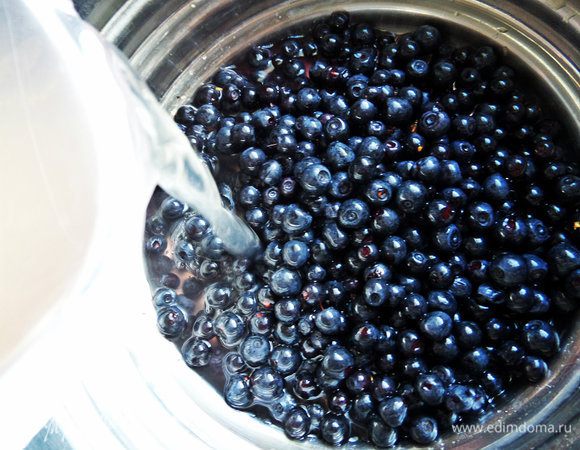 Залить яблочным отваром и нагреть.