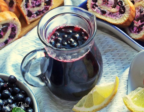 Разлить по бокалам. Можно процедить от ягод, но и так вкусно.