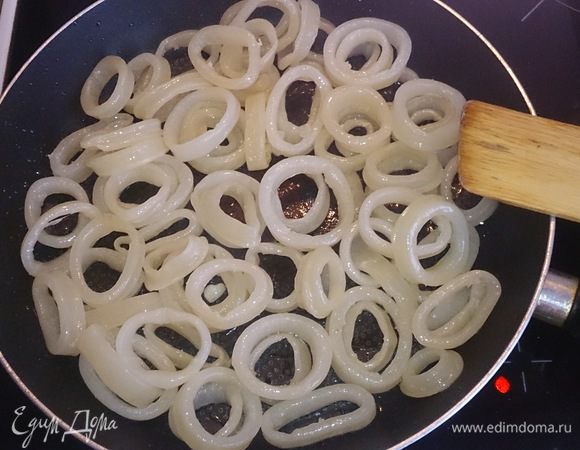 Обжариваем на масле кальмары.