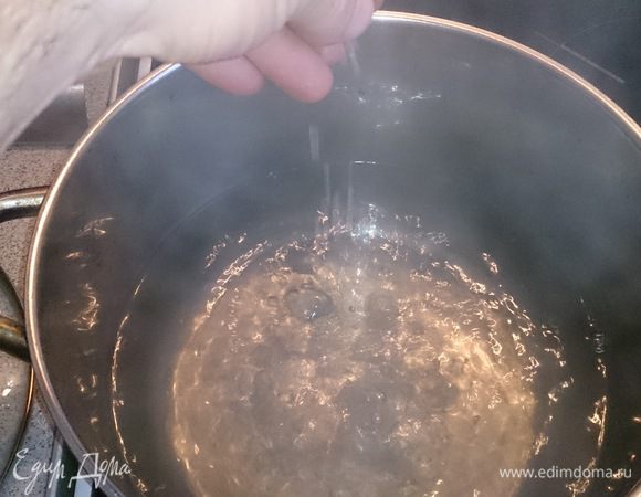 Воду солим по вкусу.